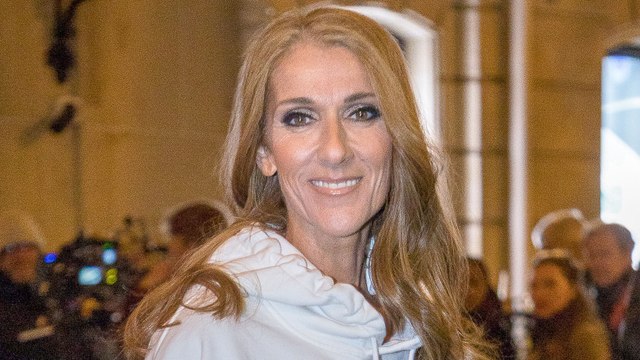 Céline Dion ose le carré court et la robe à plumes