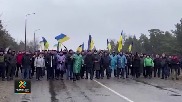 tn7-Con-columnas-humanas,-ucranianos-se-plantan-frente-a-tropas-rusas-para-frenar-su-avance-030322