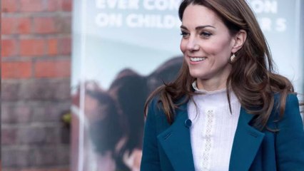 Kate Middleton resplendissante sur le tapis rouge avec une robe longue (Vidéo)