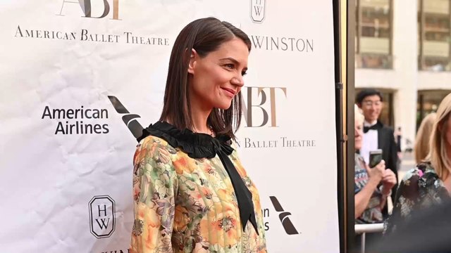 Katie Holmes surprend les internautes avec ses cheveux blancs
