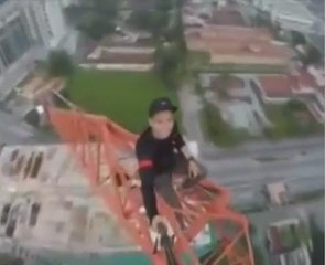 Viral aksi ekstrem panjat kren