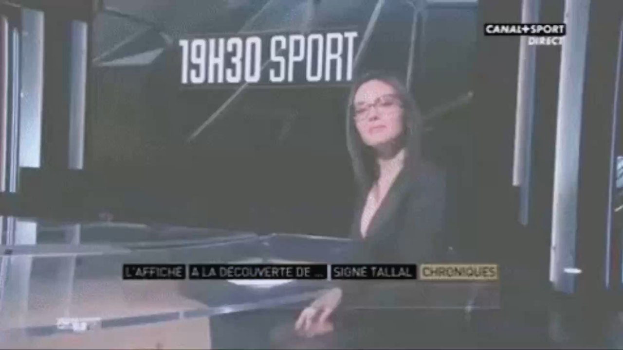 Agathe Auproux pose en robe courte et tacle ses haters !