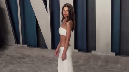 Emily Ratajkowski : le mannequin pose topless et dévoile une nouvelle coiffure