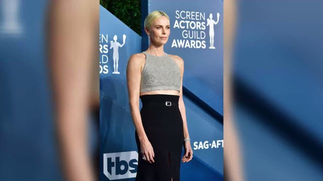 Charlize Theron : sublime vêtue d'une brassière pailletée et d'une jupe longue très fendue