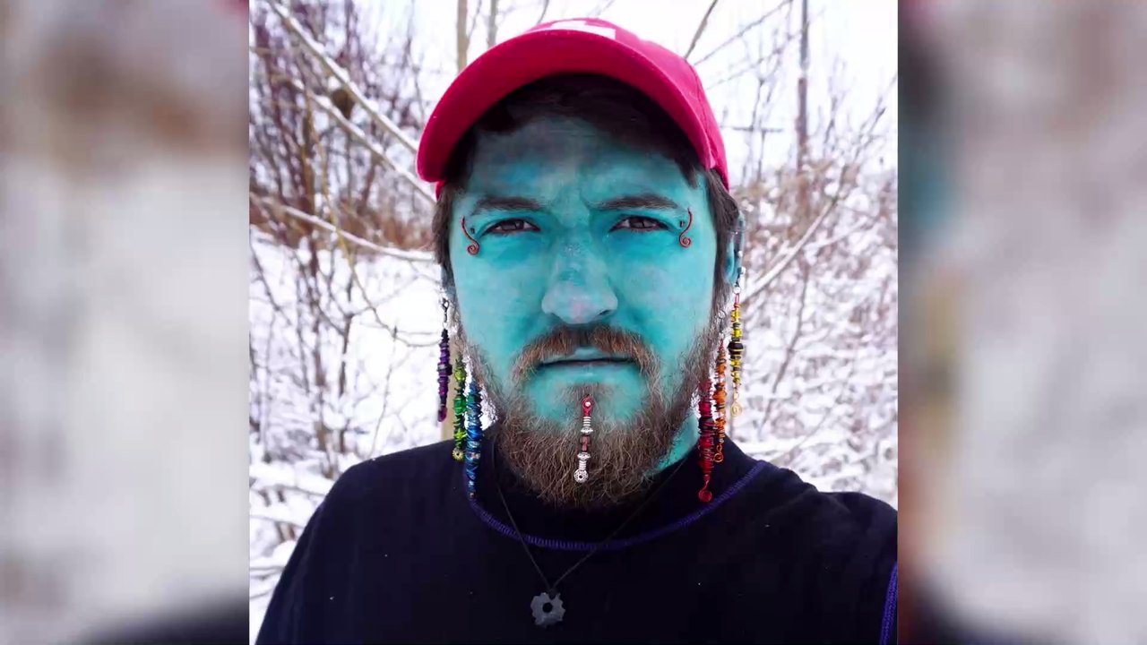 Cet homme décide de se tatouer entièrement en bleu pour se sentir bien dans sa peau