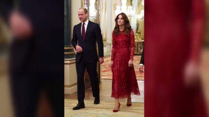 Kate Middleton très chic en bleu avec un pantalon cintré à la taille !