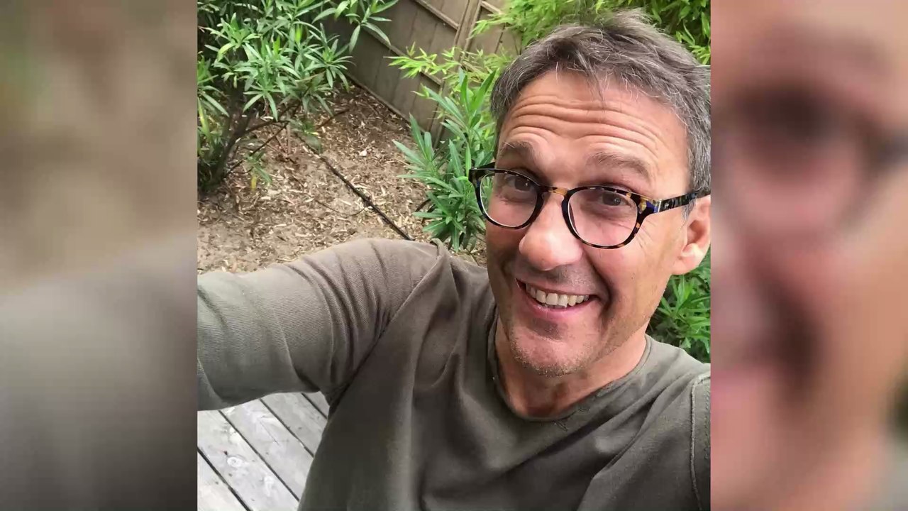 Julien Courbet : torse nu et moqué par sa fille dans cette vidéo