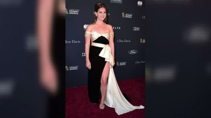 Lana Del Rey recadre son compagnon Sean Larkin pendant les Grammy Awards