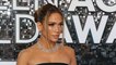 Jennifer Lopez sublime avec une robe noire moulante au dos nu ! (Vidéo)