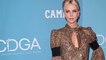 Charlize Theron ose le total look or avec une robe moulante