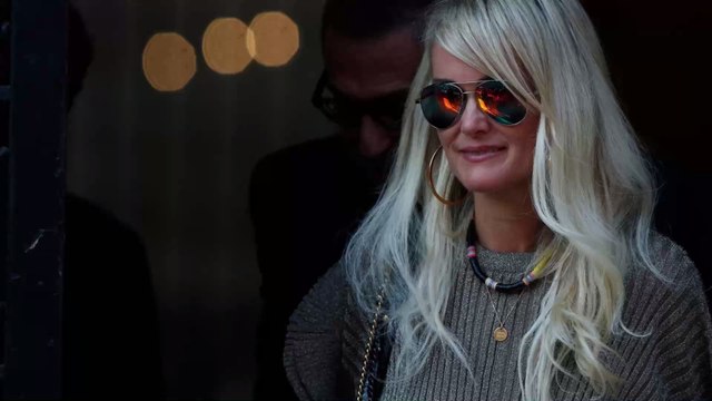Laeticia Hallyday : son décolleté plongeant dévoile sa poitrine