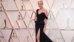 Oscars 2020 : Charlize Theron sublime dans une robe noire très fendue