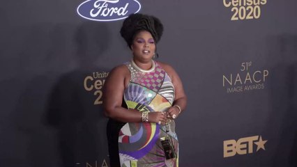 Lizzo s'affiche au naturel sans maquillage et avec ses cheveux afros
