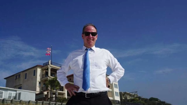 Cet homme déguisé en faucheuse terrorise les passants à la plage