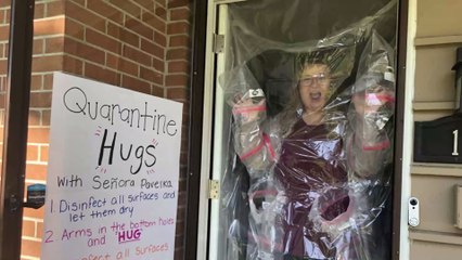 Elle créé une "combinaison à câlins" pour ses élèves