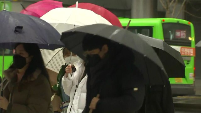 [날씨] 전국 흐리고 오후에 곳곳 요란한 비...서쪽 답답, 동쪽 건조 / YTN