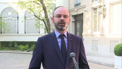 Edouard Philippe : il tousse dans sa main en plein direct