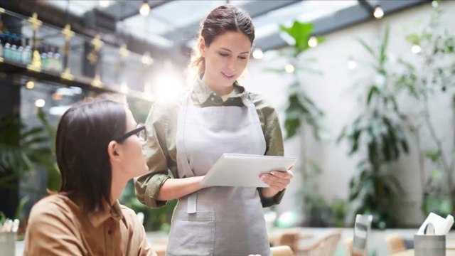 Un client laisse 10.000 dollars de pourboires aux serveurs, voici pourquoi !