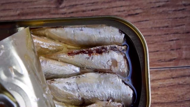 Des morceaux de verre retrouvés dans des boîtes de sardines