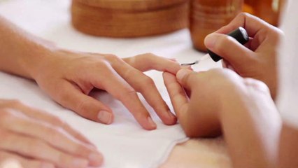 La manucure "écailles de tortue" : la tendance de l'été