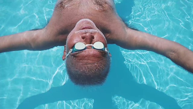 Sueur, peaux mortes, cheveux : voici la liste des choses que l'on retrouve dans nos piscines