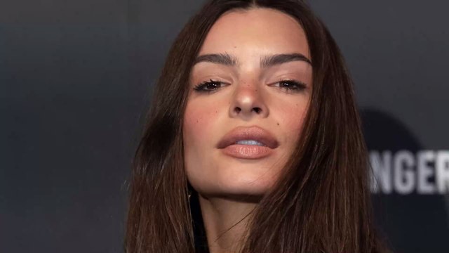 Emily Ratajkowski sublime et très sensuelle dans une vidéo d'elle en bikini !