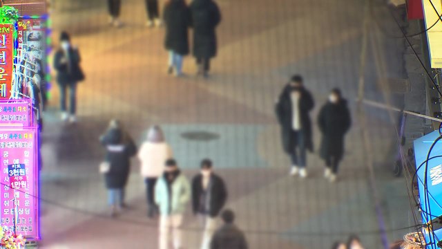 내일부터 식당·카페 등 밤 11시까지 영업...사적모임 6인 유지 / YTN