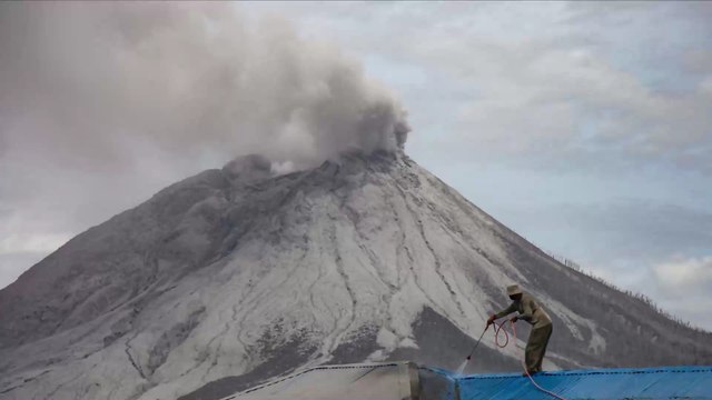 Sumatra : la vidéo choc de l’éruption du volcan après plus de 400 ans de sommeil