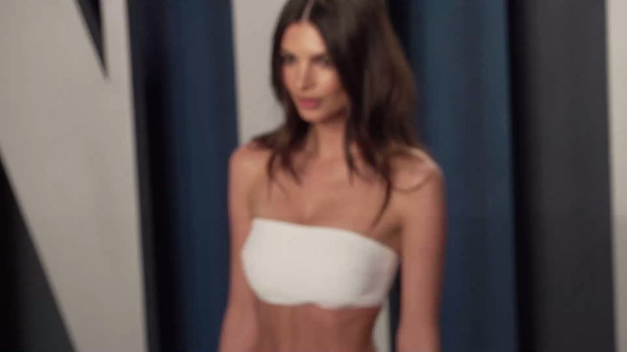 Emily Ratajkowski sublime : elle se balade avec une tenue totalement transparente !