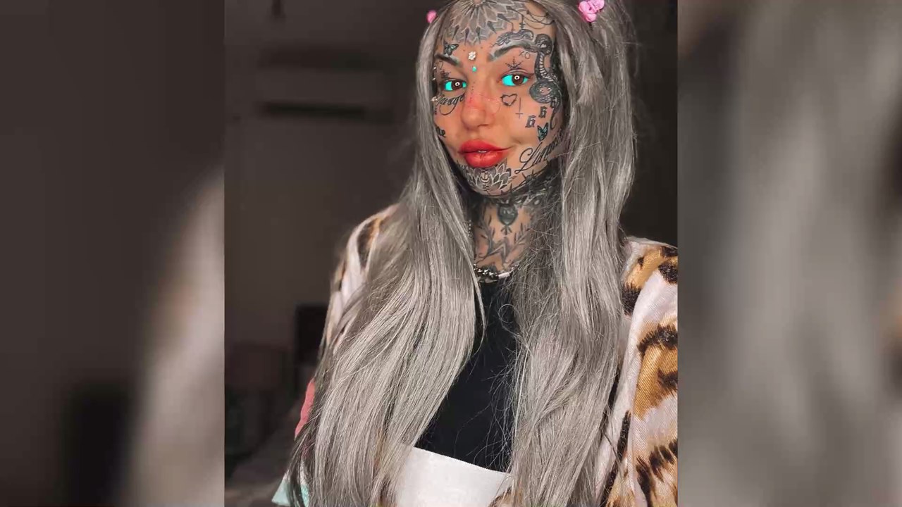 Une femme recouvre son corps de tatouages pour se sentir mieux dans sa peau (PHOTOS)
