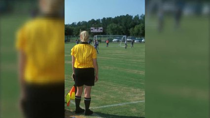 Cette femme arbitre se fait frapper et insulter à cause d'un carton rouge