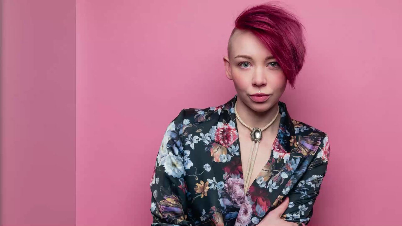 Insolite : cette femme punk se fait relooker et devient méconnaissable !