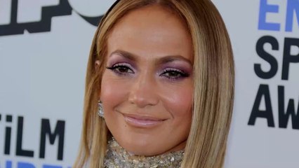 Jennifer Lopez dévoile sa silhouette de rêve en bikini coloré sur la plage