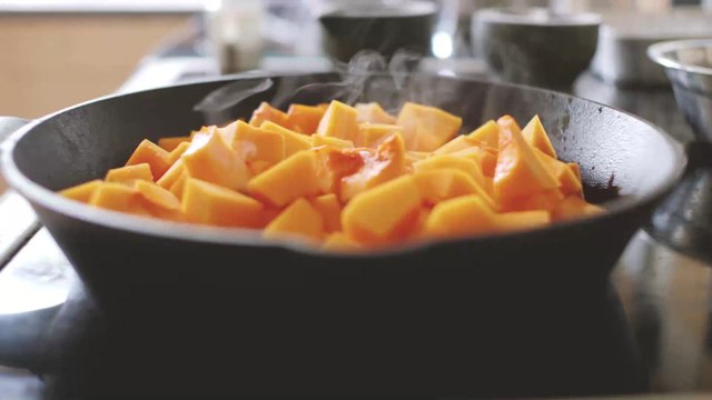 Courges, potimarrons, citrouilles : 3 astuces pour les éplucher facilement