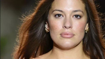 Ashley Graham pose nue pour défendre les femmes rondes