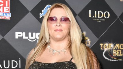 "Mon père me frappait devant tout le monde" : Loana se livre sur son enfance douloureuse