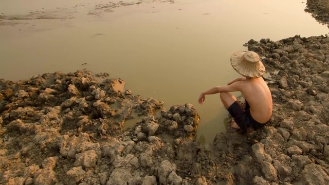 Un enfant de 5 ans frappé à mort et jeté dans une rivière par sa mère