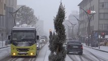 Van'da yoğun kar yağışı nedeniyle 164 yerleşim yerinin yolu ulaşıma kapandı