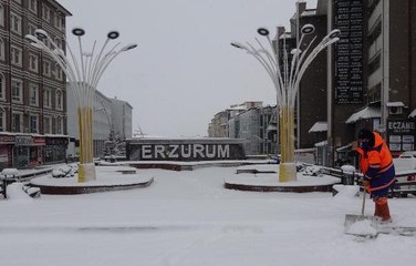 Doğu'da kış geri döndü; bin 353 yerleşim yerine ulaşım yok