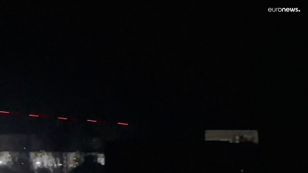 الغزو الروسي لأوكرانيا: إخماد النيران في مبنى ق...