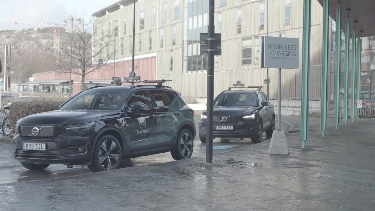 Volvo Cars testet kabelloses Laden von Elektroautos