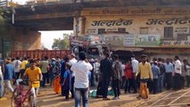 वीडियो में देखिए कैसे बाइक सवार को रौंदने के बाद रेलवे ब्रिज से नीचे गिरा ट्रक, चार की मौत