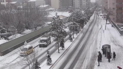 Yoğun kar yağışı yaşamı olumsuz etkiliyor