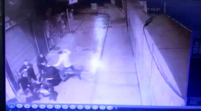 Son dakika haberleri... Üç kişinin bıçaklandığı dehşet anı güvenlik kamerasında