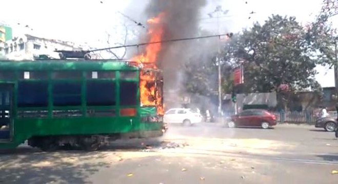মুরারিপুকুরের চলন্ত ট্রামে আগুন | Oneindia bengali