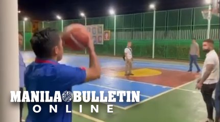 Pacquiao shoots hoops with Urdaneta Mayor Rammy Parayno after a day-long campaign in Pangasinan