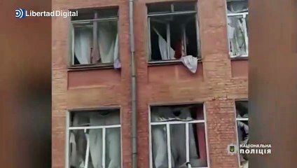 El Ejército ruso bombardea una escuela en una zona residencial de la ciudad de Chernígov