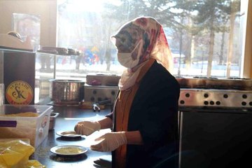 Bulaşıkçılıktan patronluğa uzanan başarı hikayesi... Bitlis'in tek kadın künefe ustası, başarısıyla örnek oluyor