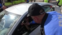 Son dakika haber... Polisler kadın sürücülere karanfil dağıttı