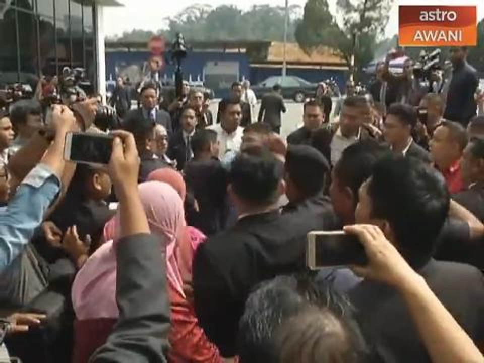 Khalid Samad diserang penyokong Tajuddin Rahman di Parlimen